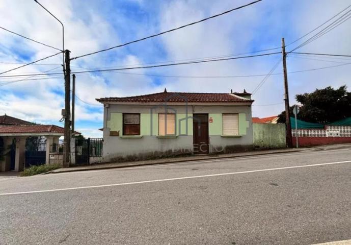Casa de 154m2 en dos plantas con pequeño jardin para reformar en San Xoán photo 0