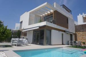 Casa con terreno en venta en Orihuela Costa photo 0