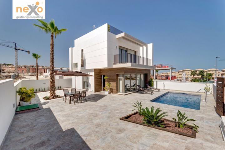 Chalet en venta en Orihuela Costa, Villamartin photo 0