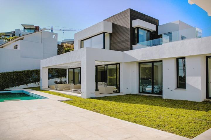 Casa con terreno en venta en Benahavís photo 0