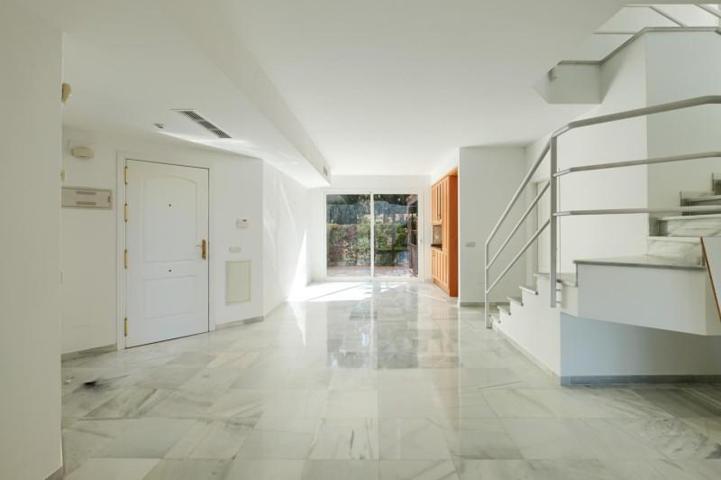 Piso en venta en Benahavís photo 0