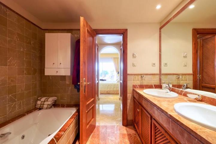 Piso en venta en Benahavís photo 0