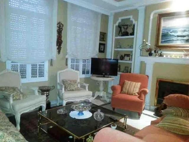 Chalet en venta en Sevilla photo 0