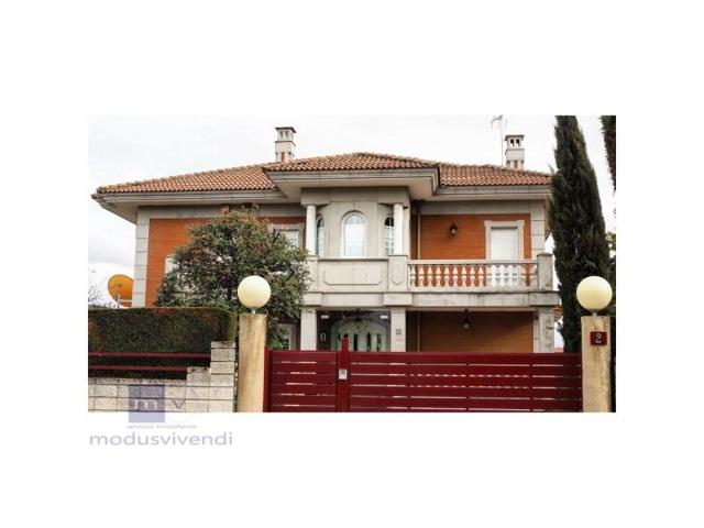 Chalet en venta en León photo 0