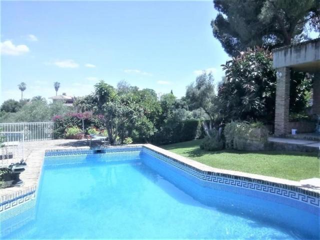 Chalet en venta en Sevilla photo 0