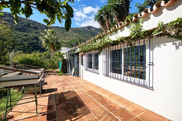 Chalet en venta en Estepona photo 0