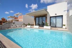 Chalet en venta en Orihuela Costa, Campoamor photo 0