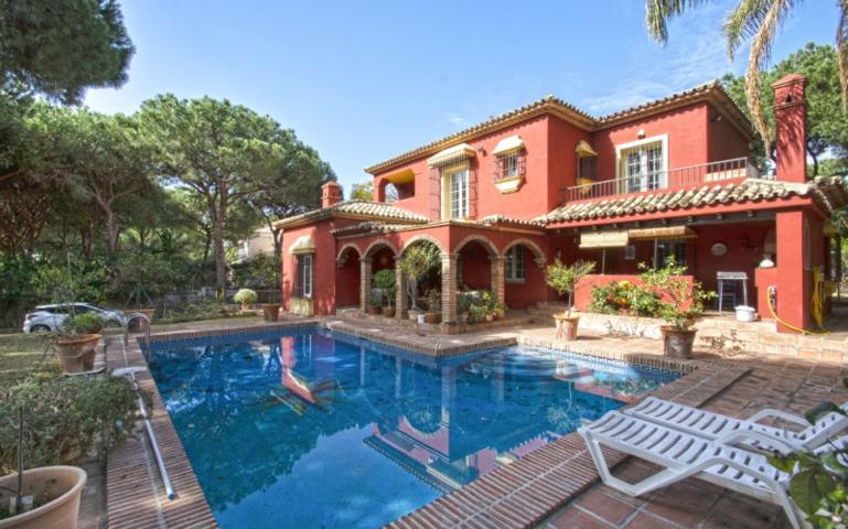 Chalet en venta en Marbella, Marbella Este - Las Chapas photo 0