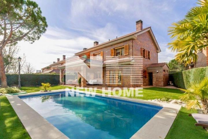 Chalet en venta en Las Rozas de Madrid, Calle Abedul, 28232 photo 0