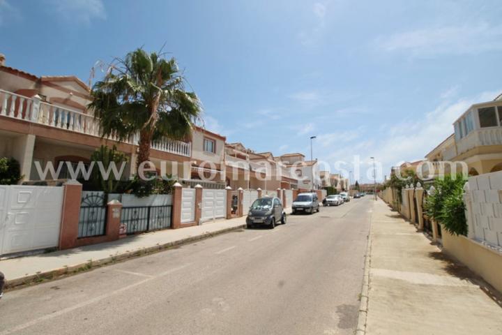 Adosada en venta en Torrevieja photo 0