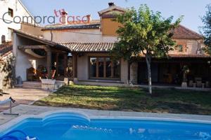 Casa con terreno en venta en Santo Domingo de Pirón, Pueblo photo 0