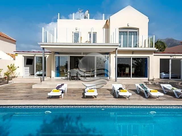 Chalet en venta en Adeje, Calle el Almendro, 38679 photo 0