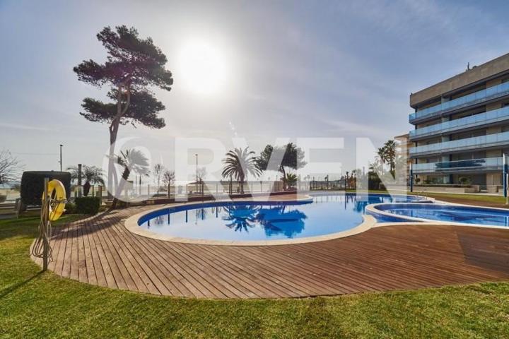 Piso en venta en Torredembarra, 1a linea de mar photo 0
