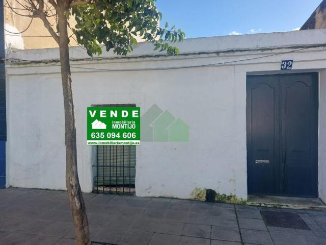 Casa con terreno en venta en Montijo, SEMICENTRO photo 0