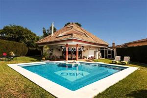 Chalet en venta en Estepona, Bel Air photo 0