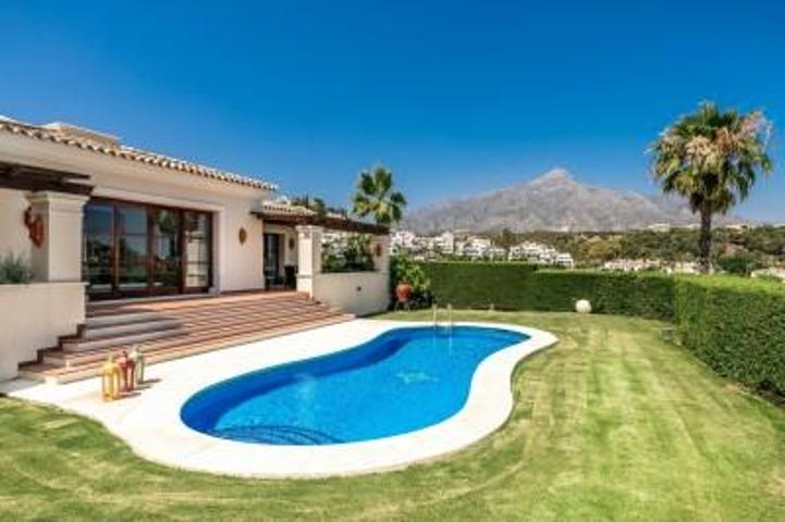 Chalet en venta en Marbella, Nueva Andalucia photo 0