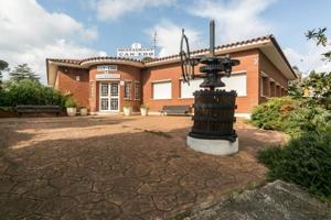 Casa en venta en Cerdanyola del Vallès, Bellatera photo 0