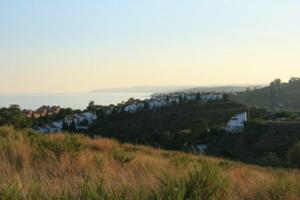 Terreno en venta en Estepona, Segunda linea de playa photo 0