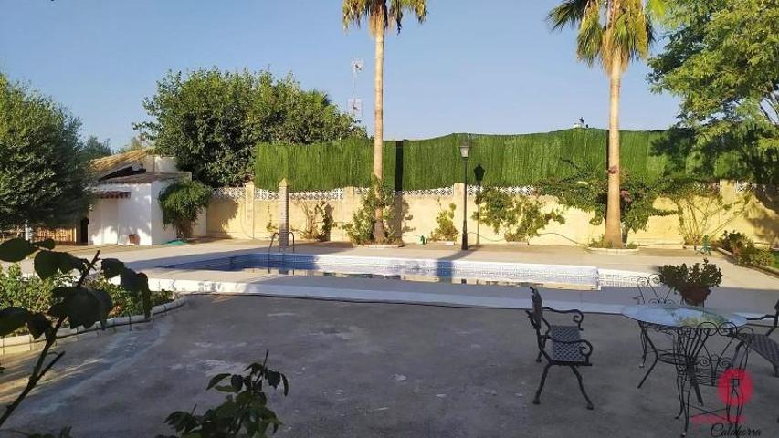 Casa con terreno en venta en La Carlota, Los Algarbes photo 0