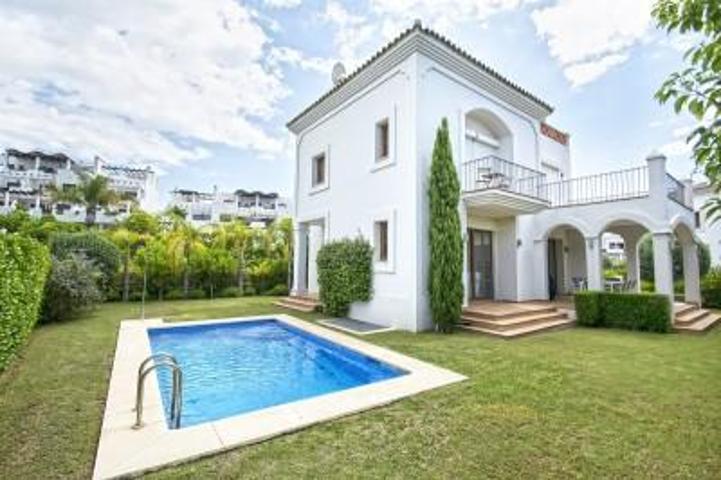 Chalet en venta en Estepona, La Resina Golf photo 0