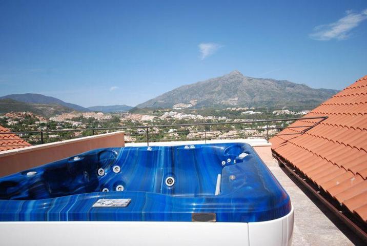 Aticos en venta en Marbella, Nueva Andalucia photo 0