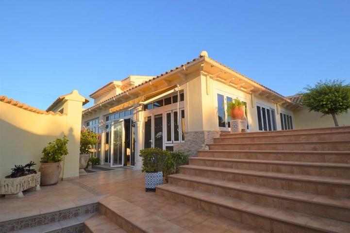 Chalet en venta en Orihuela Costa, Villamartin photo 0