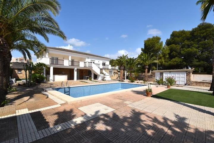 Chalet en venta en Orihuela Costa, La Zenia photo 0