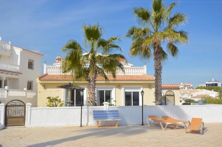 Chalet en venta en Orihuela Costa, Playa Flamenca photo 0