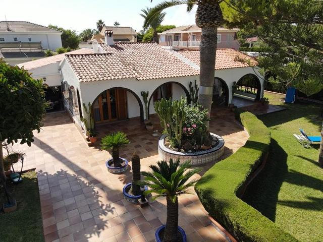 Chalet en venta en Orihuela Costa, La Zenia photo 0