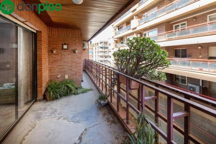 Piso en venta en Granada, Constitucion photo 0