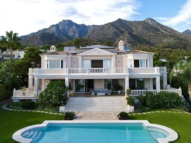 Chalet en venta en Marbella, Marbella Golden Mile - Cascada de Camojan photo 0
