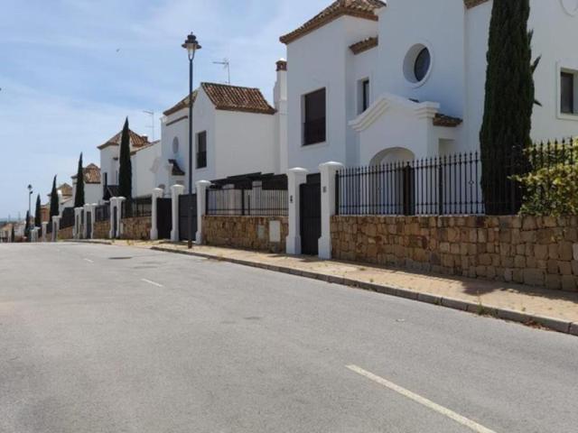 Chalet en venta en Estepona, Estepona West - Estepona Golf photo 0