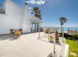 Chalet en venta en Estepona, Estepona West - Bahia Dorada photo 0