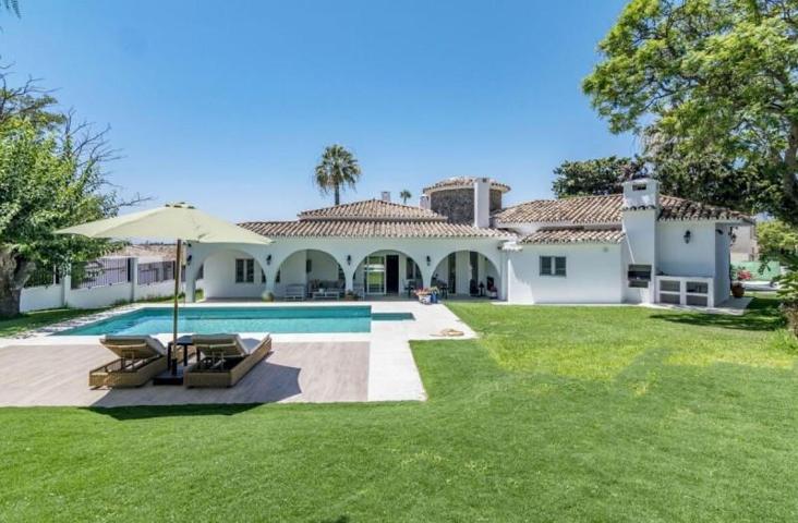 Chalet en venta en San Pedro de Alcántara, Guadalmina Alta photo 0