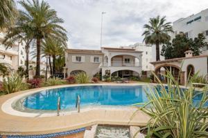 Chalet en venta en Denia, Playa Las Marinas photo 0