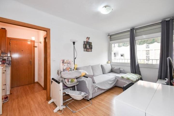 Piso en venta en Cornellà de Llobregat, Gavarra photo 0