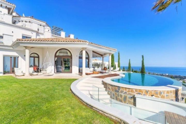 Chalet en venta en Marbella, Marbella Este - Los Altos de los Monteros photo 0