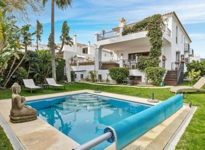 Chalet en venta en Estepona, Estepona East - La Resina Golf photo 0