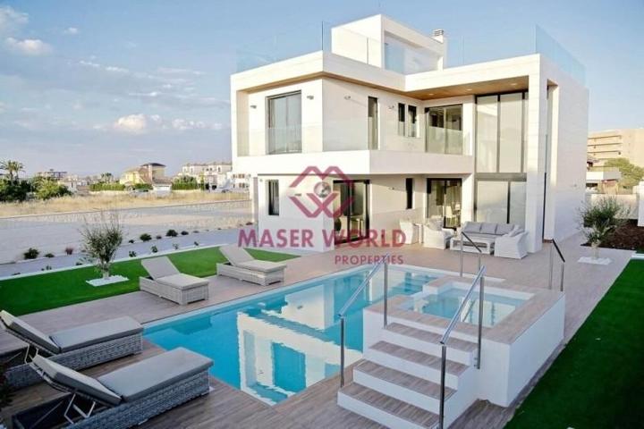 Chalet en venta en Orihuela Costa, Campoamor photo 0