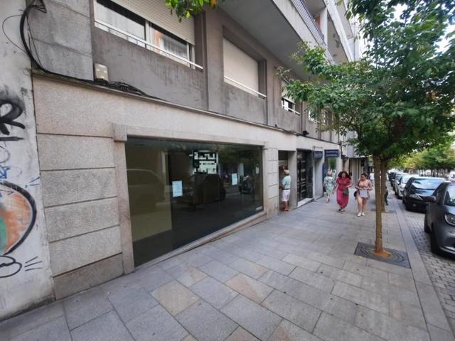Local comercial en alquiler en Vigo, Povisa photo 0