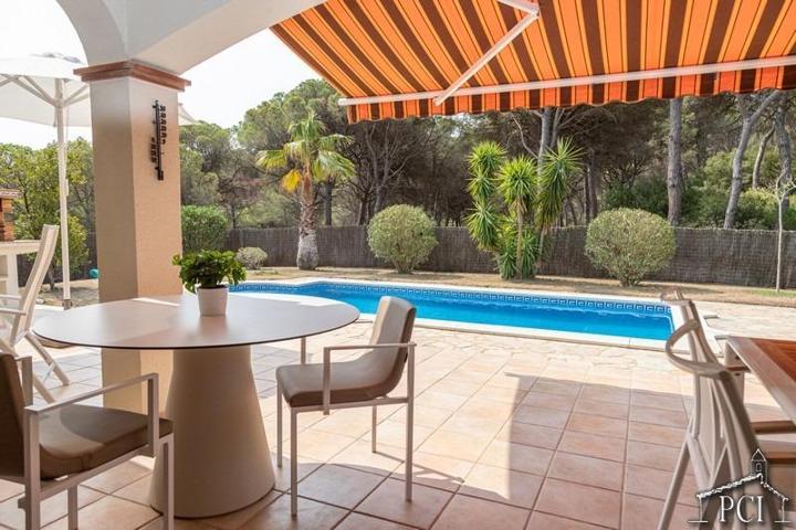 Chalet en venta en Pals, Urbanizacion pineda de pals photo 0