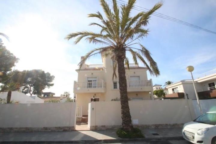 Chalet en venta en Orihuela Costa photo 0