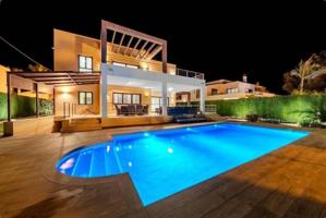 Chalet en venta en Cabo Roig photo 0