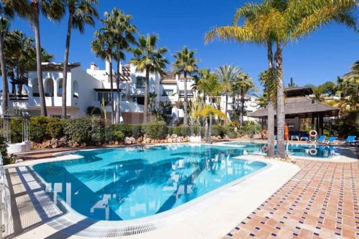 Apartamento en venta en Marbella, Marbella - Puerto Banus - Jardines de la Aldaba photo 0