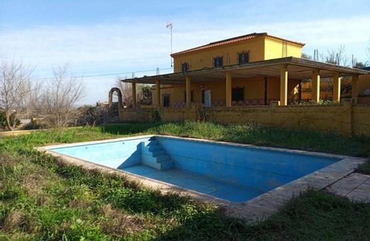 Chalet en venta en Lora del Río, Andalucia photo 0