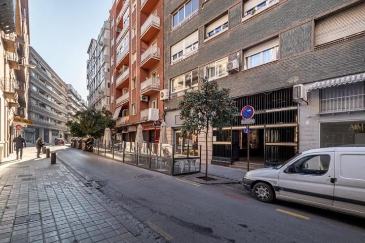 Local comercial en venta en Granada, Plaza De Gracia photo 0