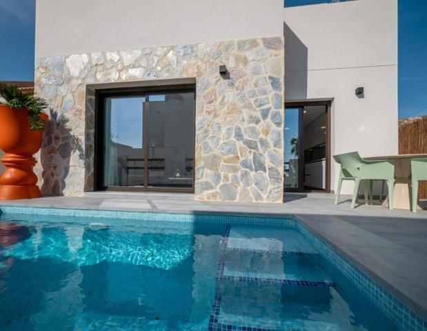 Chalet en venta en Orihuela Costa, Villamartin photo 0