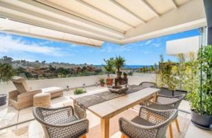 Duplex en venta en Estepona, Estepona East - El Campanario Hills photo 0