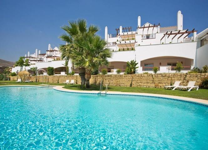 Apartamento en venta en Marbella, Nueva Andalucia photo 0