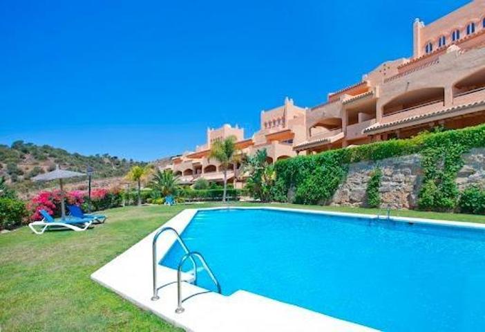 Apartamento en venta en Marbella, Elviria photo 0